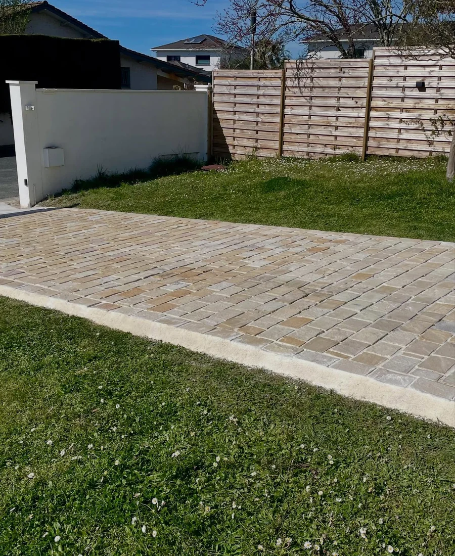 Pavage beige terminé dans un jardin par SH Terrassement
