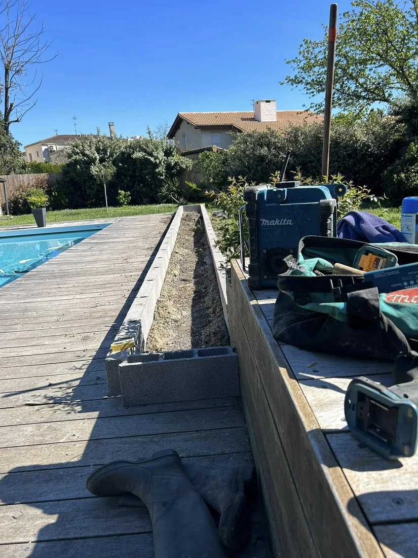 Construction d’un muret au bord d’une piscine par SH Terrassement