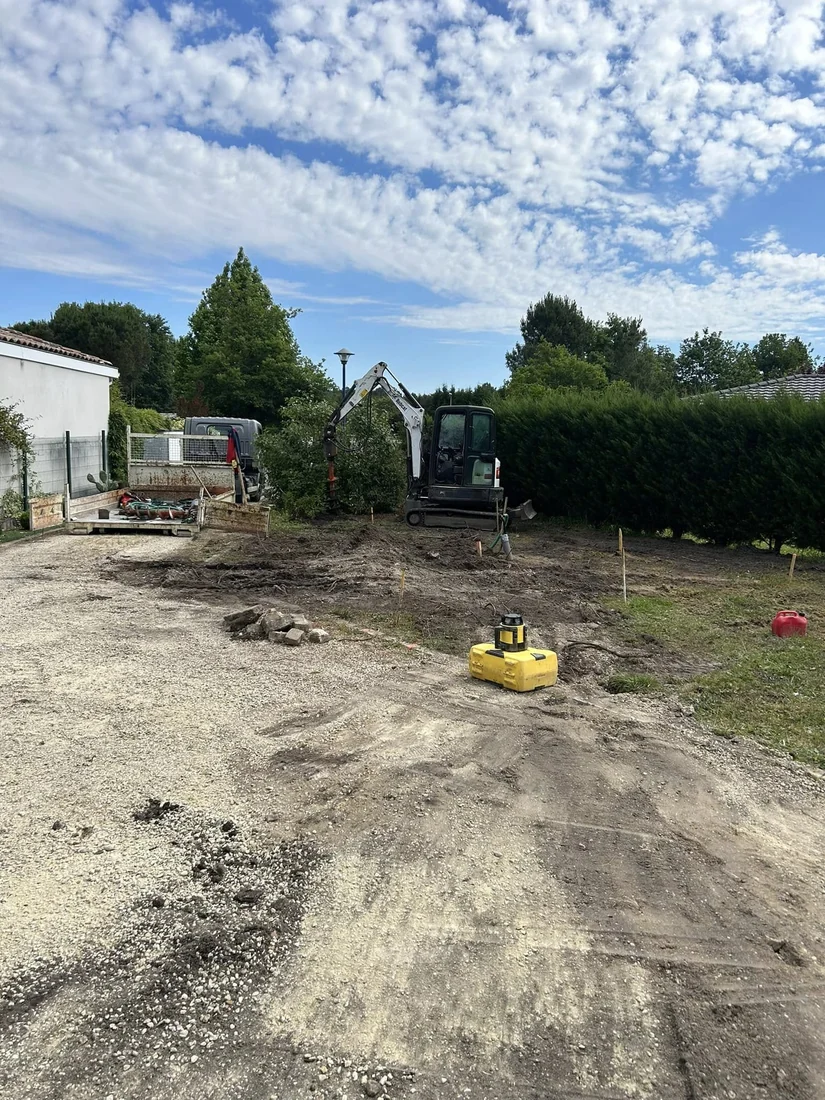 Terrain en cours de préparation avec les engins de SH Terrassement