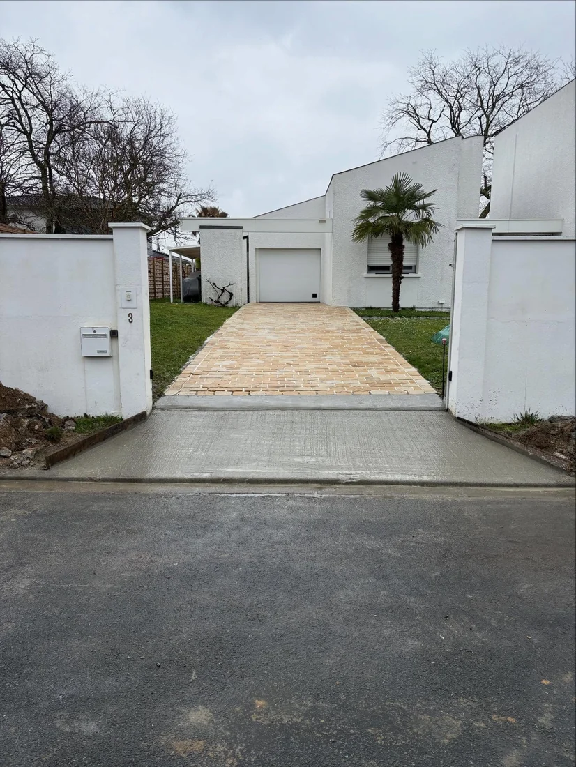 Finition d’un accès pavé réalisé par SH Terrassement