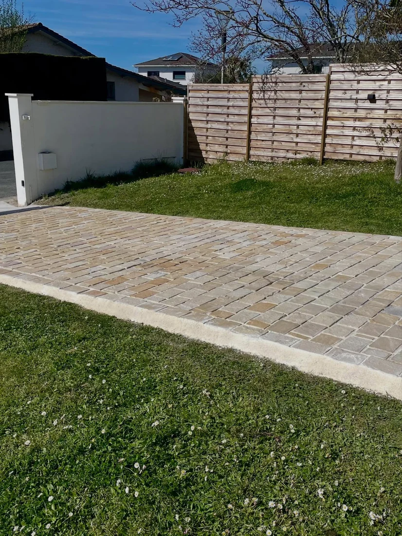 Allée pavée et jardin aménagé, réalisation SH Terrassement